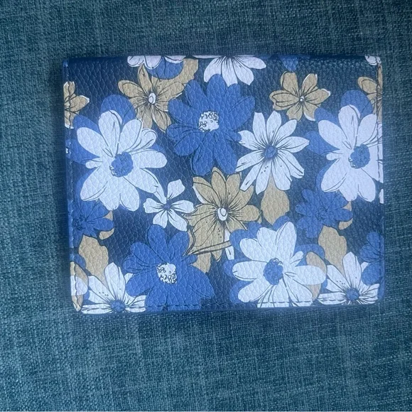 Vera Bradley faux leather Print Passport Holder. NWT. Trellis Floral. - Picture 5 of 7